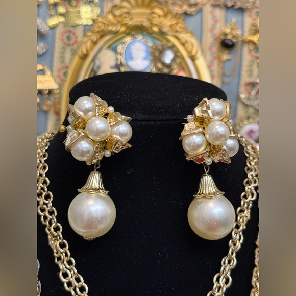 Elegant Gold and Pearl Floral Necklace Set - Picture 11 of 13